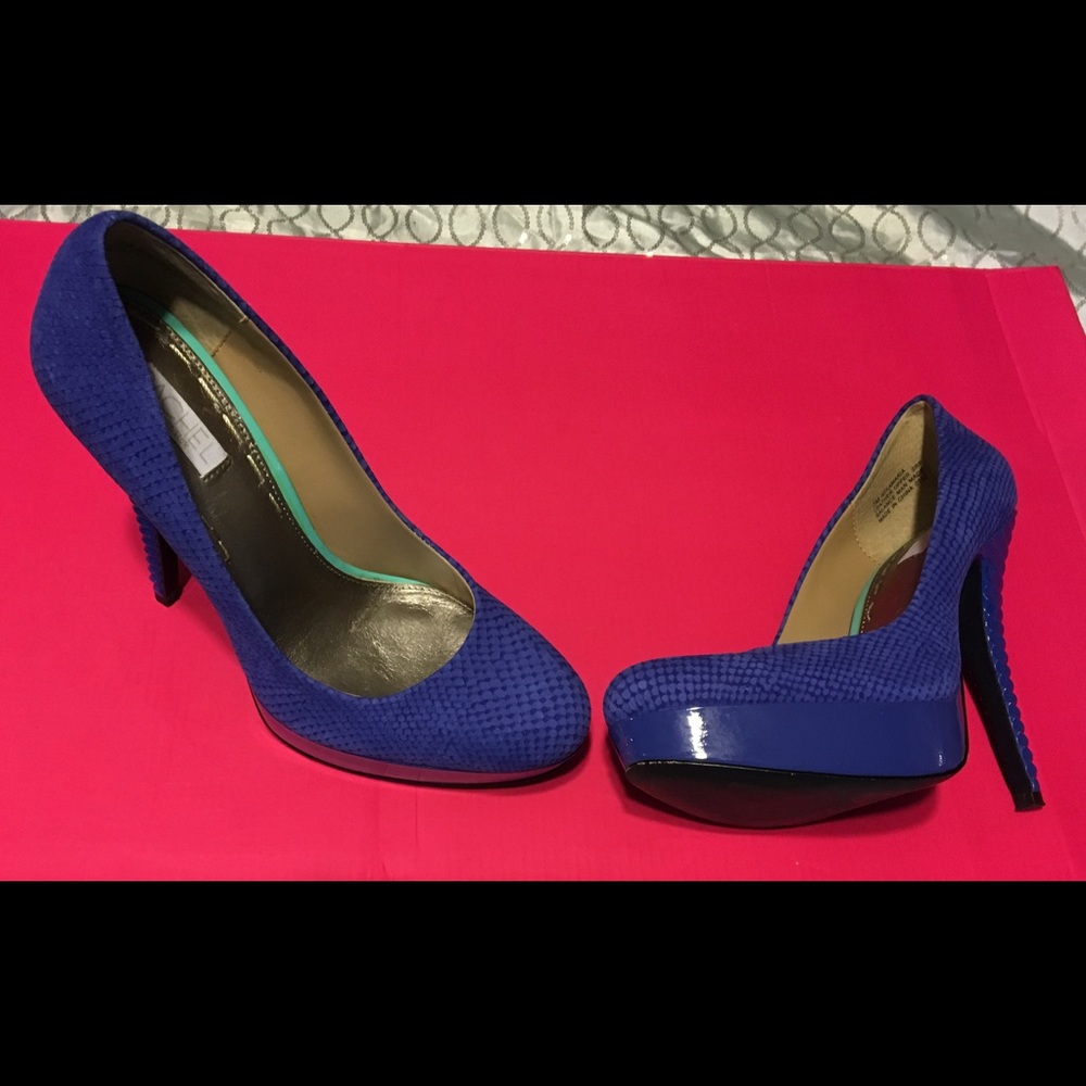 Royal blue patterned heel pumps